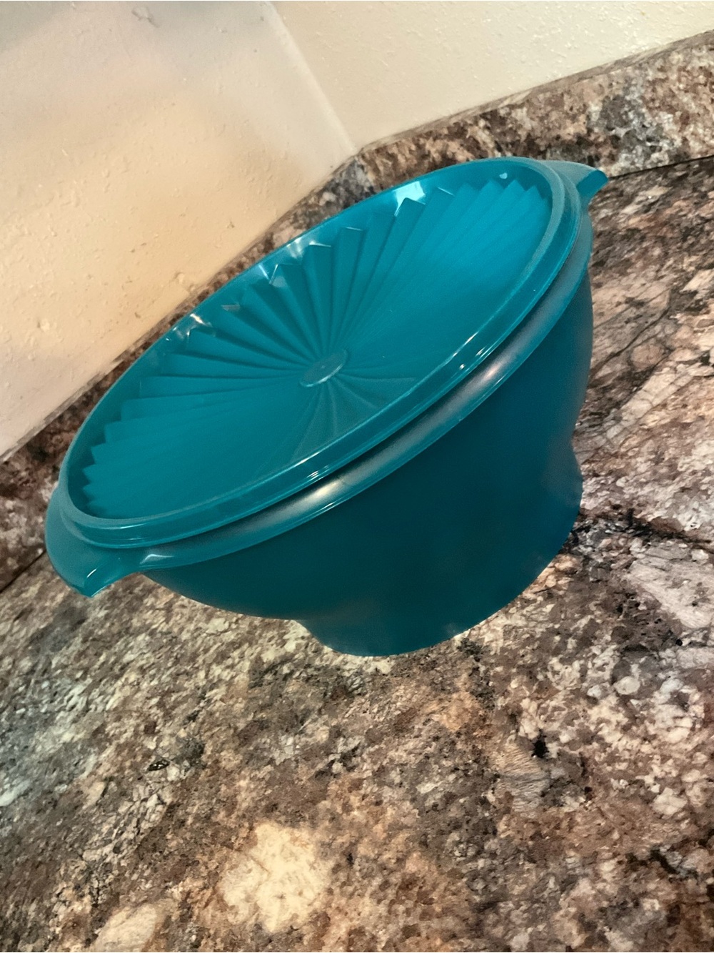 Tupperware XL Bowl Turquoise Bowl with Lid - Home Kitchen